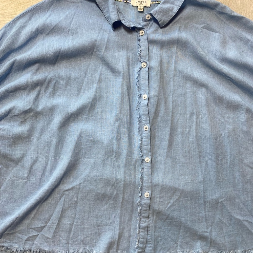 light blue Umgee button-down top with short sleeves and a frayed hem - Picture 3 of 8